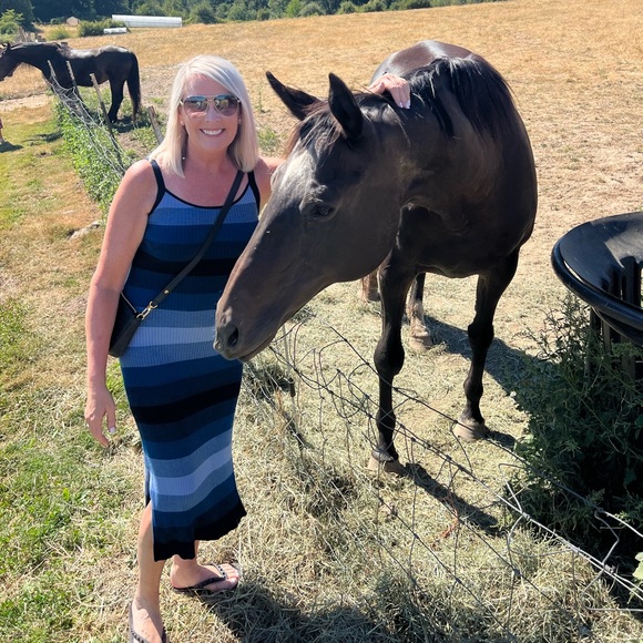 Meet your Poshers, Deb ‘n Avery! - Picture 3 of 4